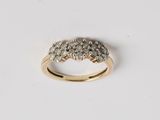 une bague en or sertie de trois diamants