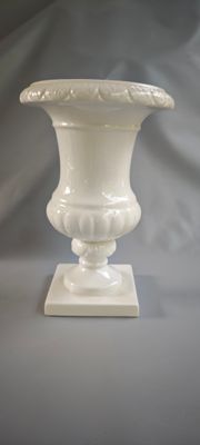 un vase blanc posé sur une table