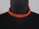 un gros plan d'un mannequin portant un collier rouge sur un mannequin