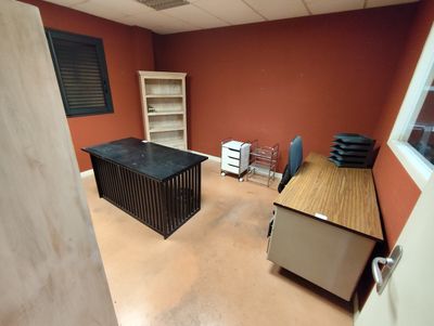 une pièce dans laquelle se trouvent un bureau et une chaise