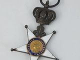 l'image d'une médaille surmontée d'une couronne, posée sur un fond blanc
