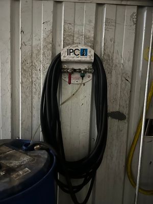 un gros tuyau fixé au mur d'un garage