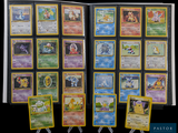 de nombreuses cartes Pokémon exposées sur une table
