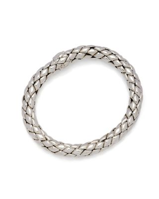 gros plan d'un bracelet en argent sur fond blanc