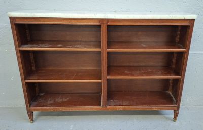 Bibliothèque basse en acajou, dessus de marbre blanc veiné. - Photo 1