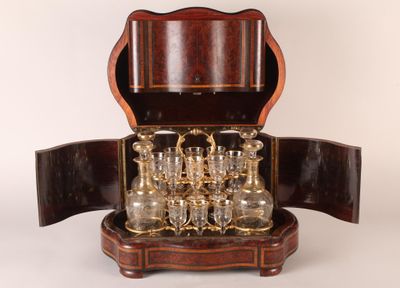 un coffret en bois contenant un service de verres