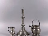 trois pièces de vaisselle, dont une théière, une tasse et une soucoupe