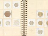 un livre dans lequel se trouve un tas de pièces de monnaie