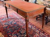 une table en bois avec un tiroir, dans un salon