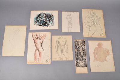 Plusieurs dessins représentant un homme et une femme sont posés sur une table.