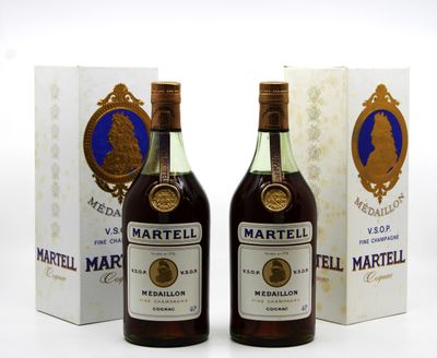deux bouteilles de Martelli et une boîte de vin posées sur une surface blanche