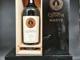 une bouteille de vin dans un coffret en bois sur une table
