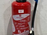 un extincteur rouge muni d'un tuyau