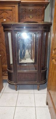 quelqu'un prend une photo du reflet dans le miroir d'une armoire