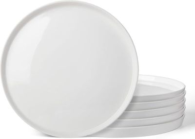 quatre assiettes blanches empilées les unes sur les autres
