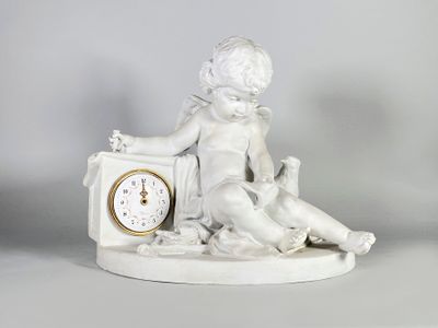 une petite statue représentant un garçon assis sur une horloge
