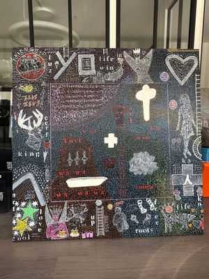 la photo d'une photo représentant une croix posée sur une table