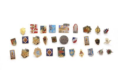 un ensemble de pin's et d'écussons sur un fond blanc