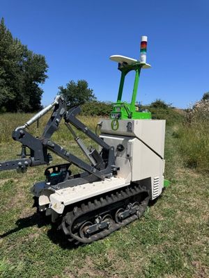 une petite machine posée dans l'herbe