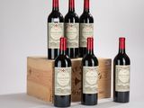 six bouteilles de vin rouge dans une caisse en bois sur fond blanc