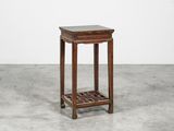 une petite table en bois surmontée d'une étagère