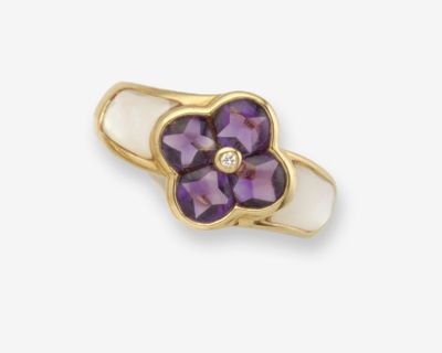 une bague en améthyste et diamants en forme de fleur, signée Van Cleef