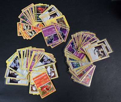 beaucoup de cartes pokemon sur la table