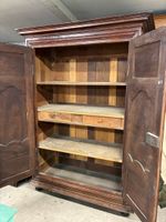Armoire en noyer mouluré, corniche droite, pieds boule - XVI… (photo 5)