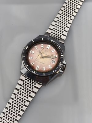une image d'un gros plan d'une montre-bracelet sur une table