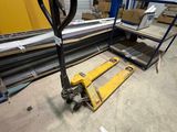 un chariot élévateur et une palette dans un entrepôt