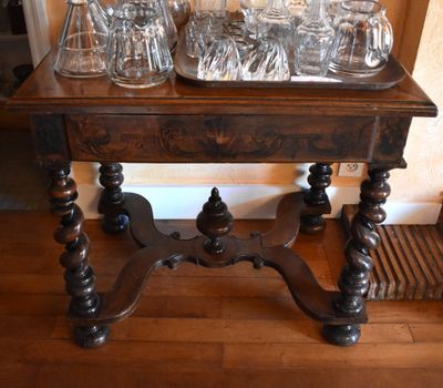 a table with a bunch of glasses on top of it