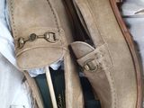 une paire de mocassins pour homme dans une boîte posée sur une table