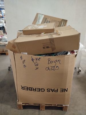 un grand carton contenant tout un tas d'objets