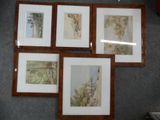 quatre tableaux encadrés sur le mur d'une pièce