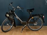 un vélo garé sur un plancher en bois