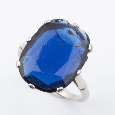 une photo d'une bague sertie d'une grosse pierre bleue