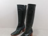 paire de bottes de cow-boy en cuir noir, ornées de peau d'alligator et dotées d'un talon en bois