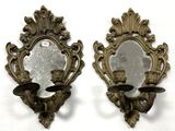 deux miroirs accrochés l'un à côté de l'autre au mur