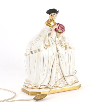une figurine représentant une femme tenant une fleur