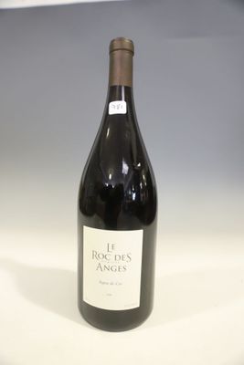 la bouteille de vin rouge est posée sur la table