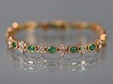 un bracelet en or serti d'émeraudes et de diamants