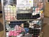 un chariot en métal contenant tout un tas de vêtements