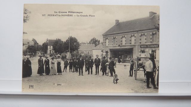 Peyrat-la-Nonière La Grande Place (PM 927). Carte rare !!! TBE.