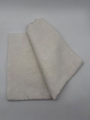 Une nappe en lin chiffrée à décor floral.