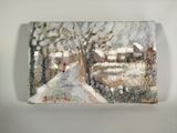 un tableau représentant une rue enneigée accroché au mur