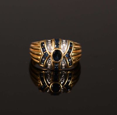 une image d'une bague en or avec des pierres bleues et blanches