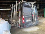 une camionnette garée à l'intérieur d'un bâtiment