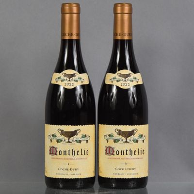 deux bouteilles de vin posées sur une table l'une à côté de l'autre