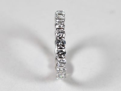 gros plan d'une bague en diamant sur une surface blanche
