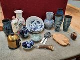 de nombreux vases et bols de toutes sortes sur la table
